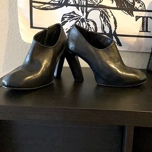 Fabulous John Fluevog, black low cut heeled boots! All  handmade leather boots!